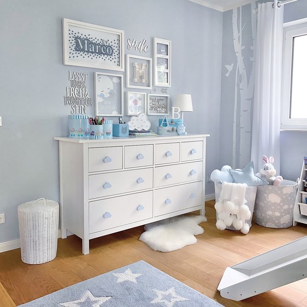Children's room inspiration in blue and white with a chest of drawers and blue clouds furniture knobs