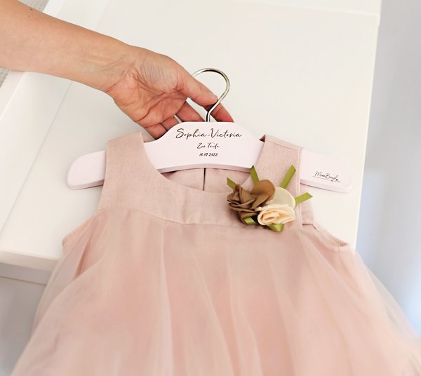 Personalisierter Kinderkleiderbügel rosa von MeinGriff